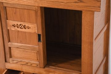 中古　美しい木目と品のある佇まいが魅力の水屋箪笥サイドボード(収納箪笥、戸棚、収納棚、食器棚)(R-081121)