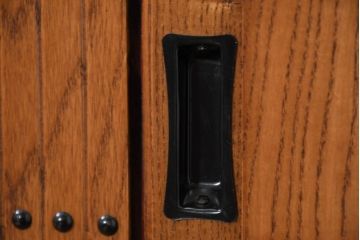 中古　美しい木目と品のある佇まいが魅力の水屋箪笥サイドボード(収納箪笥、戸棚、収納棚、食器棚)(R-081121)