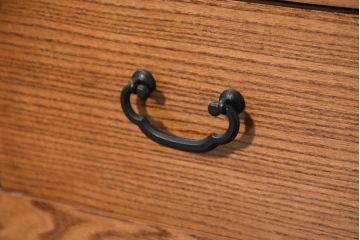 中古　美しい木目と品のある佇まいが魅力の水屋箪笥サイドボード(収納箪笥、戸棚、収納棚、食器棚)(R-081121)