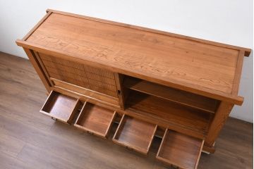 中古　美しい木目と品のある佇まいが魅力の水屋箪笥サイドボード(収納箪笥、戸棚、収納棚、食器棚)(R-081122)