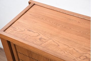 中古　美しい木目と品のある佇まいが魅力の水屋箪笥サイドボード(収納箪笥、戸棚、収納棚、食器棚)(R-081122)