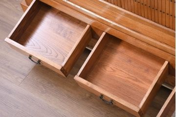 中古　美しい木目と品のある佇まいが魅力の水屋箪笥サイドボード(収納箪笥、戸棚、収納棚、食器棚)(R-081122)