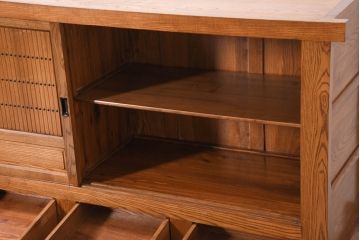 中古　美しい木目と品のある佇まいが魅力の水屋箪笥サイドボード(収納箪笥、戸棚、収納棚、食器棚)(R-081122)