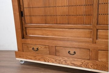 中古　美しい木目と品のある佇まいが魅力の水屋箪笥サイドボード(収納箪笥、戸棚、収納棚、食器棚)(R-081122)