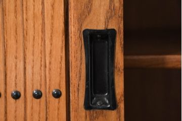 中古　美しい木目と品のある佇まいが魅力の水屋箪笥サイドボード(収納箪笥、戸棚、収納棚、食器棚)(R-081122)
