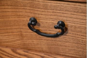 中古　美しい木目と品のある佇まいが魅力の水屋箪笥サイドボード(収納箪笥、戸棚、収納棚、食器棚)(R-081122)