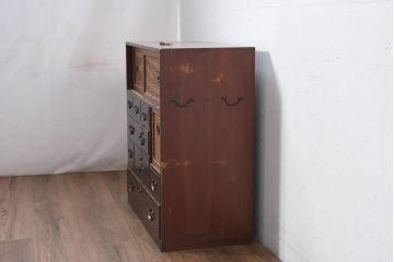 和製アンティーク　上手物!!　漆溜め塗り　上質な真鍮(しんちゅう)金具　凝った作りの彫刻建具が魅力的な関西収納箪笥(時代箪笥、帳場箪笥、小箪笥、和タンス、収納棚、引き出し、チェスト)(R-081123)
