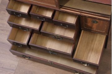和製アンティーク　上手物!!　漆溜め塗り　上質な真鍮(しんちゅう)金具　凝った作りの彫刻建具が魅力的な関西収納箪笥(時代箪笥、帳場箪笥、小箪笥、和タンス、収納棚、引き出し、チェスト)(R-081123)