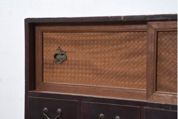 和製アンティーク　上手物!!　漆溜め塗り　上質な真鍮(しんちゅう)金具　凝った作りの彫刻建具が魅力的な関西収納箪笥(時代箪笥、帳場箪笥、小箪笥、和タンス、収納棚、引き出し、チェスト)(R-081123)