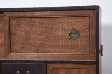 和製アンティーク　上手物!!　漆溜め塗り　上質な真鍮(しんちゅう)金具　凝った作りの彫刻建具が魅力的な関西収納箪笥(時代箪笥、帳場箪笥、小箪笥、和タンス、収納棚、引き出し、チェスト)(R-081123)