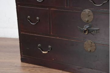 和製アンティーク　上手物!!　漆溜め塗り　上質な真鍮(しんちゅう)金具　凝った作りの彫刻建具が魅力的な関西収納箪笥(時代箪笥、帳場箪笥、小箪笥、和タンス、収納棚、引き出し、チェスト)(R-081123)