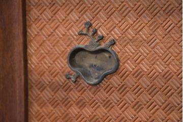 和製アンティーク　上手物!!　漆溜め塗り　上質な真鍮(しんちゅう)金具　凝った作りの彫刻建具が魅力的な関西収納箪笥(時代箪笥、帳場箪笥、小箪笥、和タンス、収納棚、引き出し、チェスト)(R-081123)