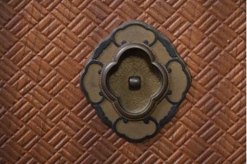 和製アンティーク　上手物!!　漆溜め塗り　上質な真鍮(しんちゅう)金具　凝った作りの彫刻建具が魅力的な関西収納箪笥(時代箪笥、帳場箪笥、小箪笥、和タンス、収納棚、引き出し、チェスト)(R-081123)