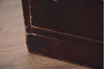 和製アンティーク　上手物!!　漆溜め塗り　上質な真鍮(しんちゅう)金具　凝った作りの彫刻建具が魅力的な関西収納箪笥(時代箪笥、帳場箪笥、小箪笥、和タンス、収納棚、引き出し、チェスト)(R-081123)