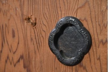 和製アンティーク　上手物!!　桐材　桑材　黒柿材　真鍮彫金金具の関西収納箪笥(時代箪笥、帳場箪笥、小箪笥、和タンス、収納タンス、サイドキャビネット、サイドチェスト)(R-081124)