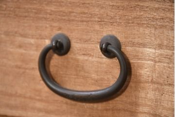 和製アンティーク　上手物!!　桐材　桑材　黒柿材　真鍮彫金金具の関西収納箪笥(時代箪笥、帳場箪笥、小箪笥、和タンス、収納タンス、サイドキャビネット、サイドチェスト)(R-081124)