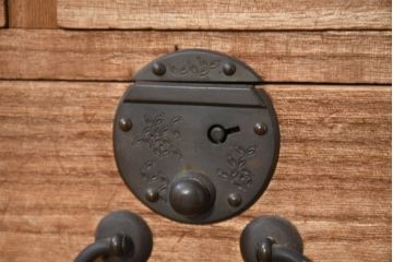 和製アンティーク　上手物!!　桐材　桑材　黒柿材　真鍮彫金金具の関西収納箪笥(時代箪笥、帳場箪笥、小箪笥、和タンス、収納タンス、サイドキャビネット、サイドチェスト)(R-081124)