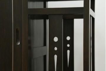 和製アンティーク　希少デザイン　樺(カバ)材　傘立て付きの珍しいデザインが素敵な下駄箱　(R-081126)