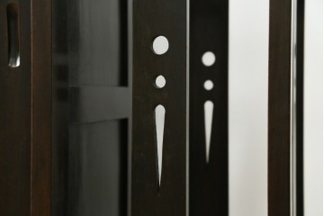 和製アンティーク　希少デザイン　樺(カバ)材　傘立て付きの珍しいデザインが素敵な下駄箱　(R-081126)
