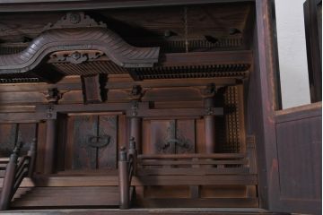 ジャンク品　和製アンティーク　美しい彫刻の作りの良い時代神棚(宮形、神殿、縁起棚)(R-081128)