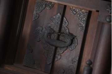 ジャンク品　和製アンティーク　美しい彫刻の作りの良い時代神棚(宮形、神殿、縁起棚)(R-081128)