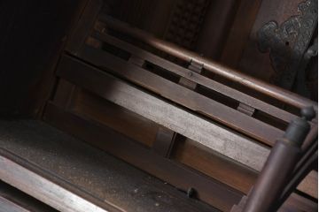 ジャンク品　和製アンティーク　美しい彫刻の作りの良い時代神棚(宮形、神殿、縁起棚)(R-081128)