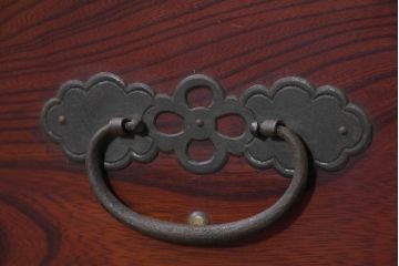 和製アンティーク　前面欅(ケヤキ)　金具の立派な佐渡箪笥ローボード(小木箪笥、和たんす、ローチェスト、時代箪笥、収納箪笥、引き出し、アンティーク箪笥)(R-081131)