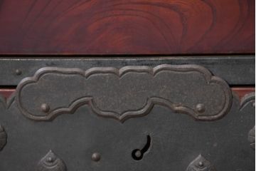 和製アンティーク　前面欅(ケヤキ)　金具の立派な佐渡箪笥ローボード(小木箪笥、和たんす、ローチェスト、時代箪笥、収納箪笥、引き出し、アンティーク箪笥)(R-081131)
