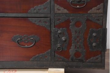 和製アンティーク　前面欅(ケヤキ)　金具の立派な佐渡箪笥ローボード(小木箪笥、和たんす、ローチェスト、時代箪笥、収納箪笥、引き出し、アンティーク箪笥)(R-081132)