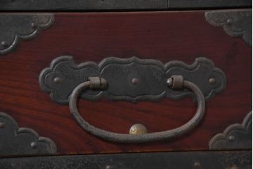 和製アンティーク　前面欅(ケヤキ)　金具の立派な佐渡箪笥ローボード(小木箪笥、和たんす、ローチェスト、時代箪笥、収納箪笥、引き出し、アンティーク箪笥)(R-081132)