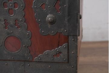 和製アンティーク　前面欅(ケヤキ)　金具の立派な佐渡箪笥ローボード(小木箪笥、和たんす、ローチェスト、時代箪笥、収納箪笥、引き出し、アンティーク箪笥)(R-081132)