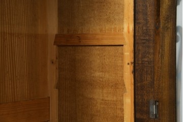 和製アンティーク　上手物!!　扉のデザインが素敵な古いタモ材の透かし彫り入り本箱　(R-081134)
