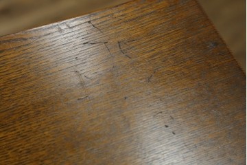 和製アンティーク　上手物!!　扉のデザインが素敵な古いタモ材の透かし彫り入り本箱　(R-081134)
