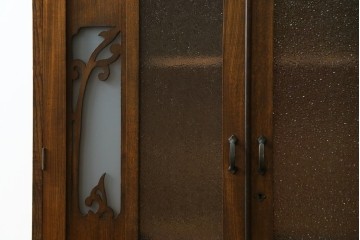 和製アンティーク　上手物!!　扉のデザインが素敵な古いタモ材の透かし彫り入り本箱　(R-081134)