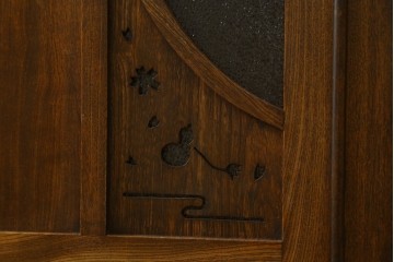 和製アンティーク　上手物!!　扉のデザインが素敵な古いタモ材の透かし彫り入り本箱　(R-081134)
