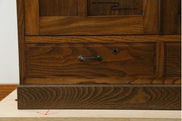 和製アンティーク　上手物!!　扉のデザインが素敵な古いタモ材の透かし彫り入り本箱　(R-081134)