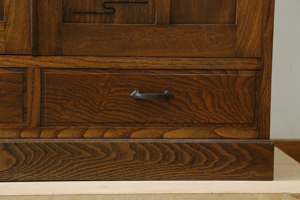 和製アンティーク　上手物!!　扉のデザインが素敵な古いタモ材の透かし彫り入り本箱　(R-081134)