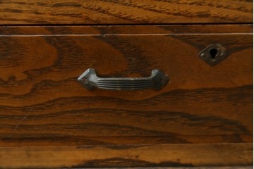 和製アンティーク　上手物!!　扉のデザインが素敵な古いタモ材の透かし彫り入り本箱　(R-081134)
