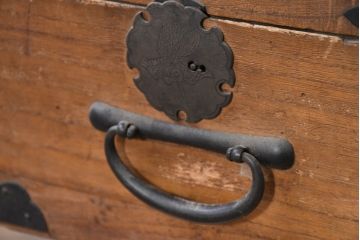 和製アンティーク　前面黒柿材　桐材　造りの良い時代箪笥ローボード(テレビ台、テレビボード、リビングボード、サイドボード、収納棚、戸棚)(R-081135)