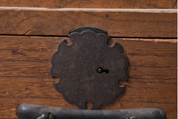 和製アンティーク　前面黒柿材　桐材　造りの良い時代箪笥ローボード(テレビ台、テレビボード、リビングボード、サイドボード、収納棚、戸棚)(R-081135)