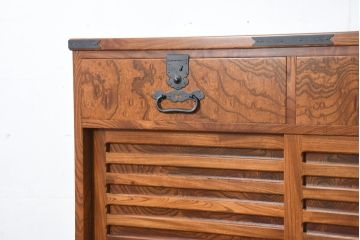 中古　新古品　未使用　展示品　二本松工藝館　田中家具　欅(ケヤキ)材玉杢　桐材　すっきりしとしたデザインの車箪笥(和タンス、収納箪笥、サイドボード、収納棚、戸棚、サイドキャビネット)(定価約121万円)(R-081136)