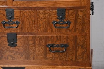 中古　新古品　未使用　展示品　二本松工藝館　田中家具　欅(ケヤキ)材玉杢　桐材　すっきりしとしたデザインの車箪笥(和タンス、収納箪笥、サイドボード、収納棚、戸棚、サイドキャビネット)(定価約121万円)(R-081136)