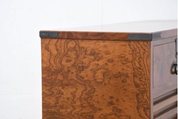 中古　新古品　未使用　展示品　二本松工藝館　田中家具　欅(ケヤキ)材玉杢　桐材　すっきりしとしたデザインの車箪笥(和タンス、収納箪笥、サイドボード、収納棚、戸棚、サイドキャビネット)(定価約121万円)(R-081136)
