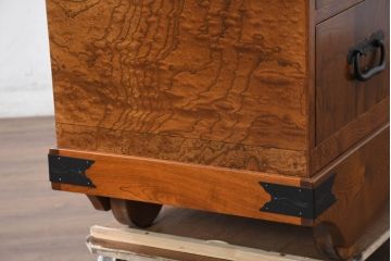 中古　新古品　未使用　展示品　二本松工藝館　田中家具　欅(ケヤキ)材玉杢　桐材　すっきりしとしたデザインの車箪笥(和タンス、収納箪笥、サイドボード、収納棚、戸棚、サイドキャビネット)(定価約121万円)(R-081136)