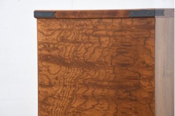 中古　新古品　未使用　展示品　二本松工藝館　田中家具　欅(ケヤキ)材玉杢　桐材　すっきりしとしたデザインの車箪笥(和タンス、収納箪笥、サイドボード、収納棚、戸棚、サイドキャビネット)(定価約121万円)(R-081136)