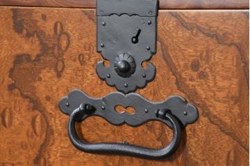 中古　新古品　未使用　展示品　二本松工藝館　田中家具　欅(ケヤキ)材玉杢　桐材　すっきりしとしたデザインの車箪笥(和タンス、収納箪笥、サイドボード、収納棚、戸棚、サイドキャビネット)(定価約121万円)(R-081136)