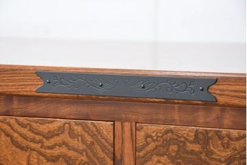 中古　新古品　未使用　展示品　二本松工藝館　田中家具　欅(ケヤキ)材玉杢　桐材　すっきりしとしたデザインの車箪笥(和タンス、収納箪笥、サイドボード、収納棚、戸棚、サイドキャビネット)(定価約121万円)(R-081136)
