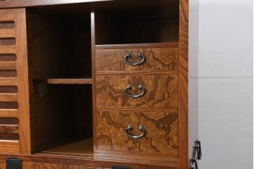 中古　新古品　未使用　展示品　二本松工藝館　田中家具　欅(ケヤキ)材玉杢　桐材　すっきりしとしたデザインの車箪笥(和タンス、収納箪笥、サイドボード、収納棚、戸棚、サイドキャビネット)(定価約121万円)(R-081136)