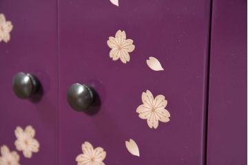 中古　二本松民芸家具　田中家具　気品ある桜のデザインが美しい紫色に映えるモダンデザインの仏壇(小型仏壇)(定価約36万円)(R-081137)