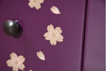 中古　二本松民芸家具　田中家具　気品ある桜のデザインが美しい紫色に映えるモダンデザインの仏壇(小型仏壇)(定価約36万円)(R-081137)